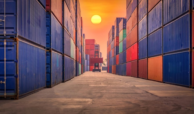 Photo chargement du site de conteneurs d'expédition par grue dans l'usine de stockage de l'entrepôt logistique du port