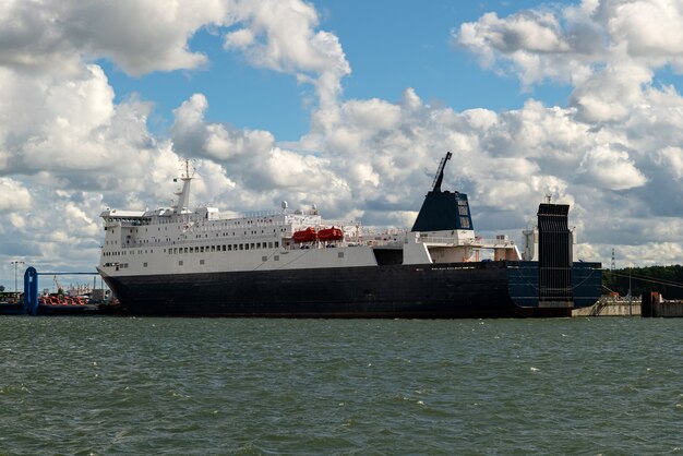 Chargement de gros cargo ou bateau de croisière au port.