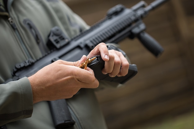 Chargement de munitions dans un clip pour recharger des armes