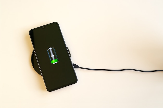 Photo chargement sans fil du smartphone sur le chargeur à induction