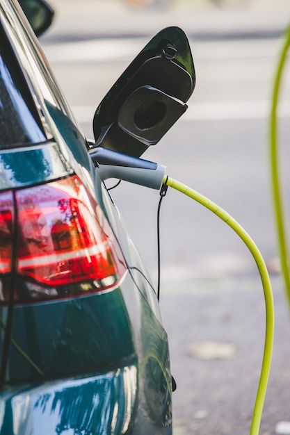 Charger une voiture électrique avec un câble d'alimentation branché