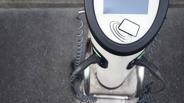 Photo chargeur ev ou chargeur de véhicule électronique doté d'un câble de charge dans la prise de courant et de recharge