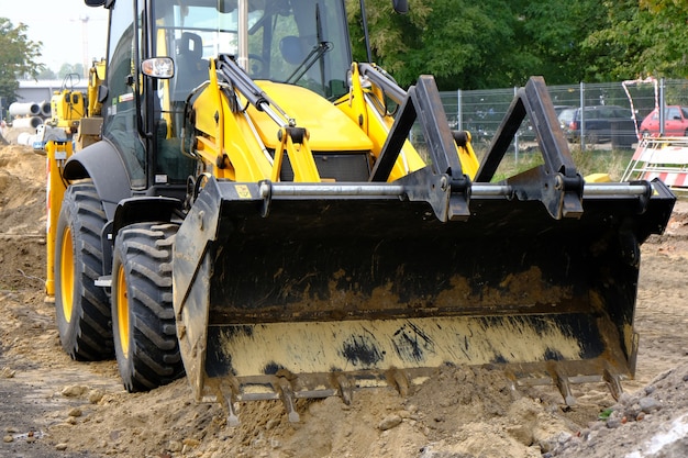 Chargeur frontal sur une construction de route sur la rue de la ville.