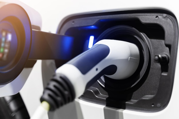 Photo un chargeur de gros plan connecté à une voiture électrique