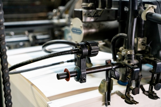 Le chargeur de la machine d'impression offset transfère le papier métallique à travers la table d'alimentation jusqu'à l'usine de l'unité d'impression