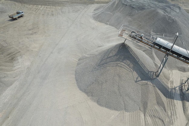 Les chargeurs de sable pelletent des pierres dans des camions à benne basculante