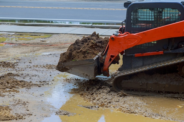 Photo chargeuse à roues à godets sur la construction