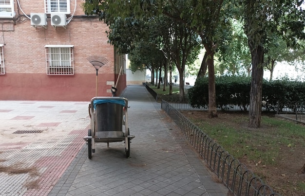 Un chariot de balayage sur le trottoir Concept de nettoyage urbain