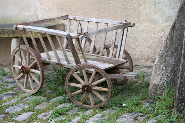 Photo un chariot en bois vide sur un sentier