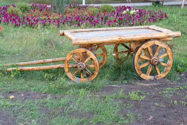 Chariot en bois vintage dans le parc