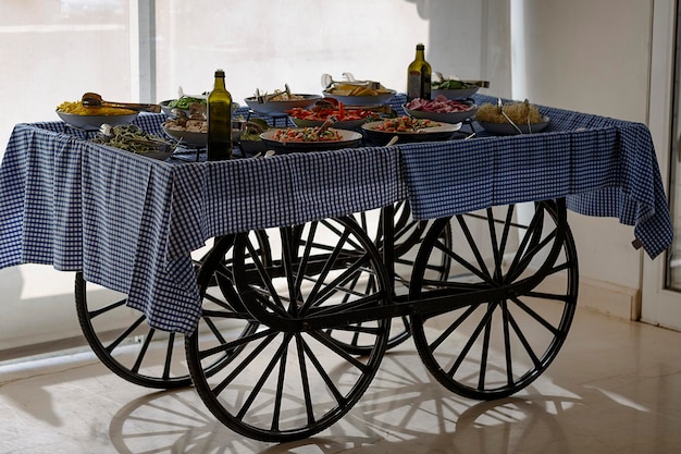 Photo chariot décoratif en métal avec des légumes biologiques dans une décoration de rue gros plan d'un chariot de service en bois dans un fond de cuisine intérieure moderne