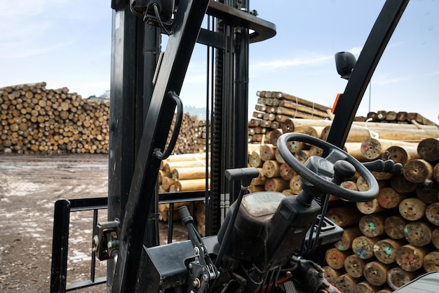 Photo un chariot élévateur est garé dans une usine de bois