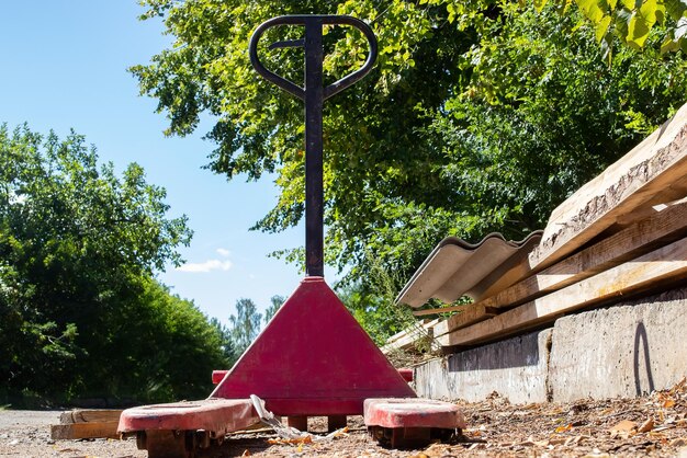 Chariot élévateur rouge à la scierie dans la cour