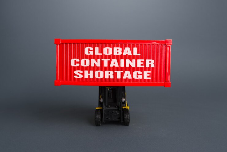 Photo le chariot élévateur soulève le conteneur avec l'inscription pénurie mondiale de conteneurs problèmes de logistique