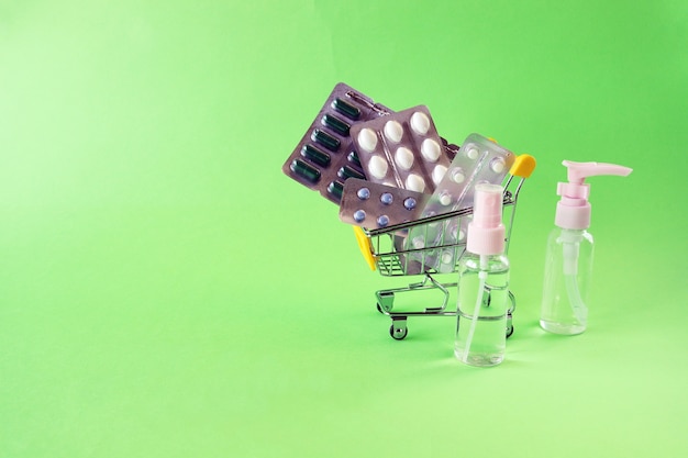 Chariot à jouets avec diverses pilules et capsules pulvérisées sur un fond clair avec espace de copie