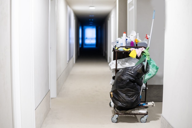 Photo chariot de nettoyage avec équipements de nettoyage à l'hôtel