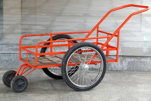 Photo un chariot orange sur la route de la ville