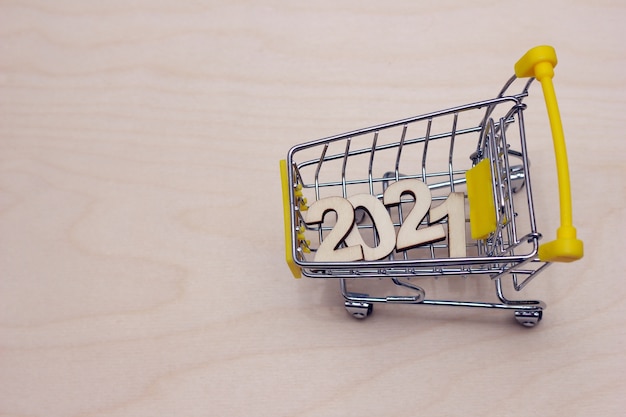 Chariot de supermarché sur un fond en bois