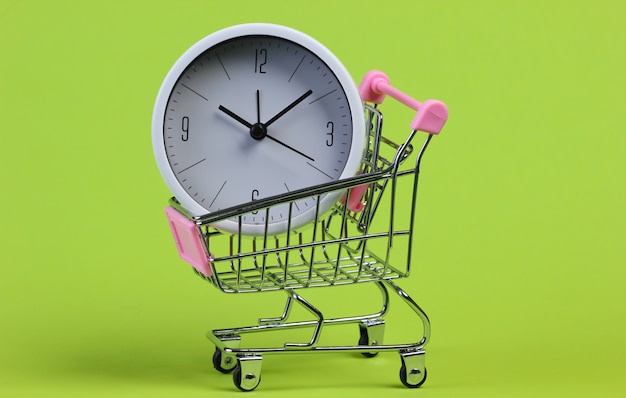 Chariot de supermarché avec horloge sur vert