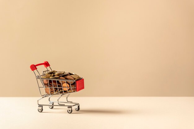 Chariot de supermarché plein de pièces