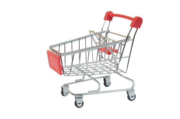 Chariot de supermarché rouge isolé sur fond blanc avec un tracé de détourage