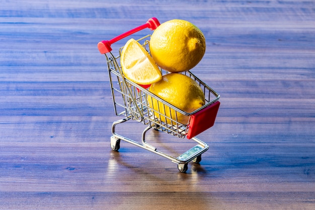 chariot de supermarché transportant du citron