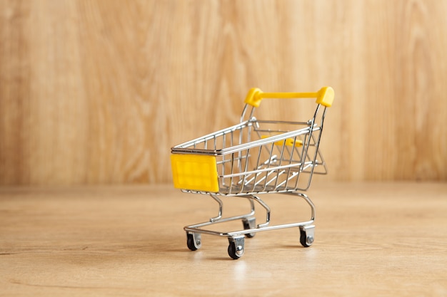 Chariot sur une table en bois