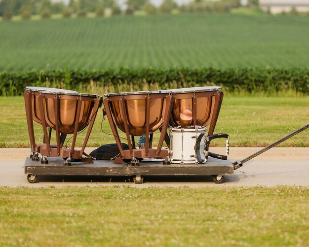 Un chariot de timbales est déplacé vers l'endroit où se déroulera la répétition.