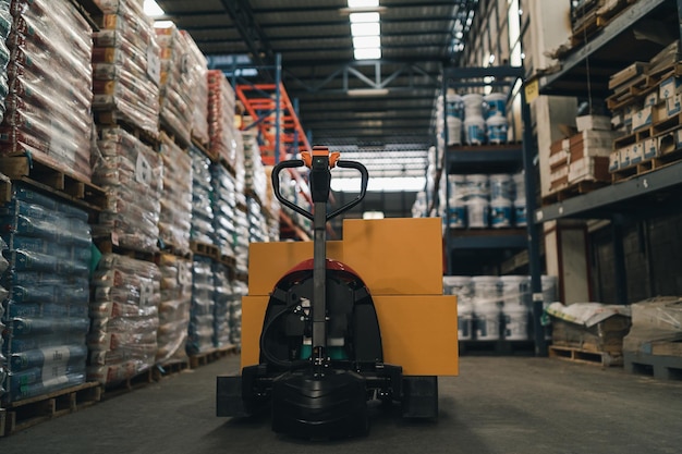 Chariots élévateurs pour le transport de marchandises dans un entrepôt industriel de magasin de détail Intérieur d'entrepôt avec étagères pour conserver les palettes et les boîtes de matériel de production Concept industriel