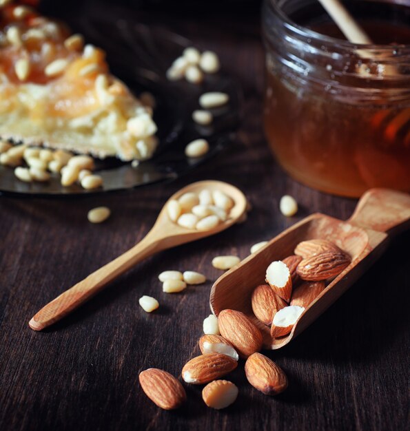 Charlotte aux pommes et noix. Préparation de pomme au four avec des noix et du miel. Dessert pâtisseries à base de pommes et de noix avec du miel sur une table en bois.