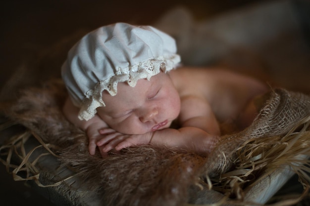 Charmant bébé nouveau-né chapeau drôle fond marron