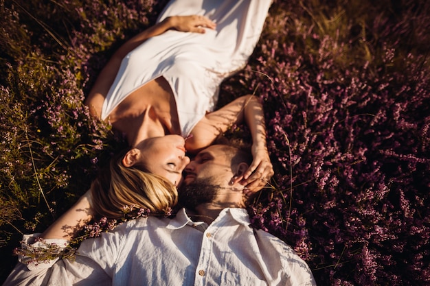 Le charmant couple amoureux allongé sur l&#39;herbe