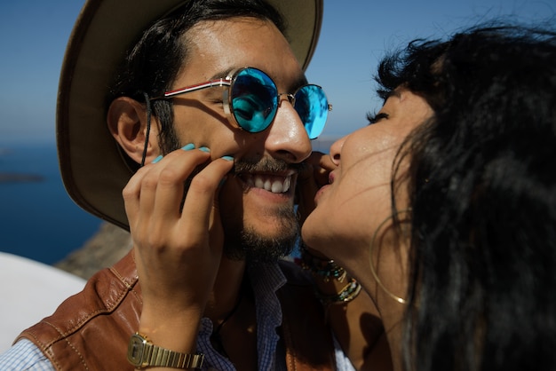 Le charmant couple amoureux s'embrassant près de la mer