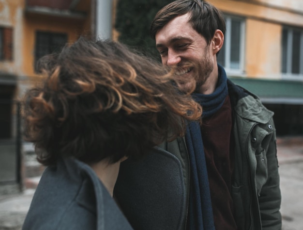 Charmant couple vêtu d'une robe marchant dans la rue. Ton vintage.