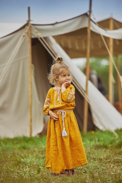 Photo charmant enfant en robe brodée au festival viking au danemark