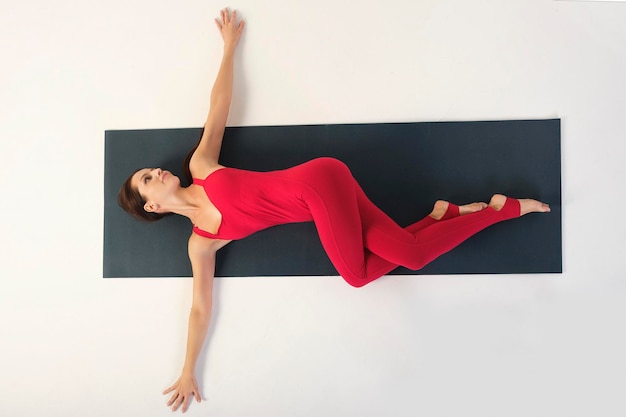 charmant instructeur de yoga montre comment faire correctement les asanas