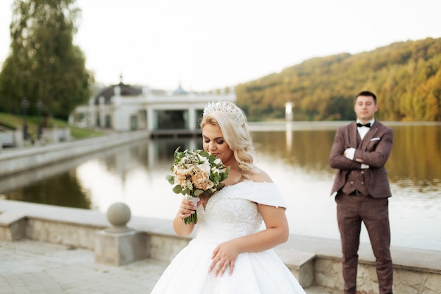 Charmant mariée et le marié