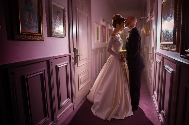 Charmant portrait de couple juste heureux dans des tons violets