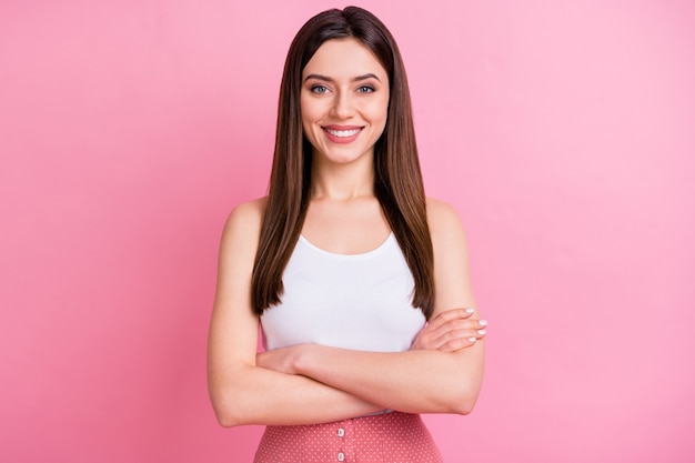 charmant positif gentil belle dame les bras croisés posant