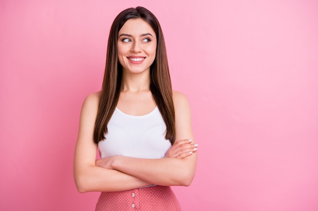 charmant positif gentil belle dame les bras croisés posant