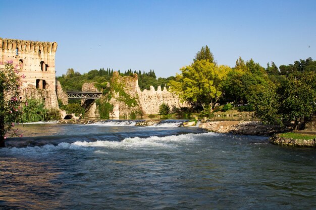 Photo le charmant village de borgetto sul mincio, en italie