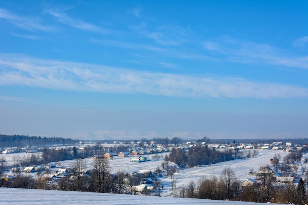 Un charmant village ukrainien dans l'ouest de l'Ukraine en hiver