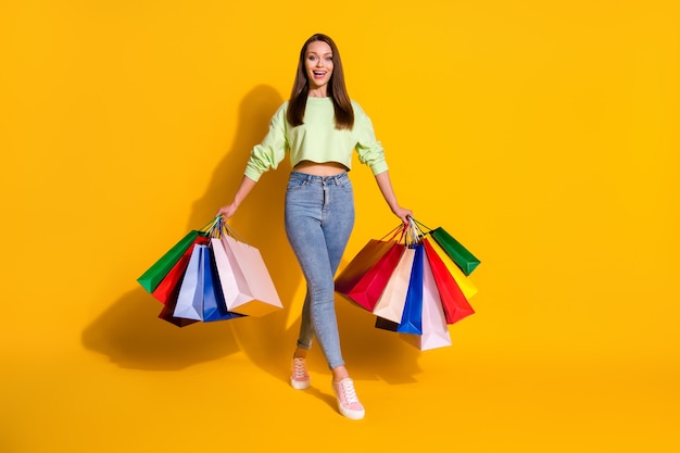 charmante accro du shopping dame temps de loisirs au détail