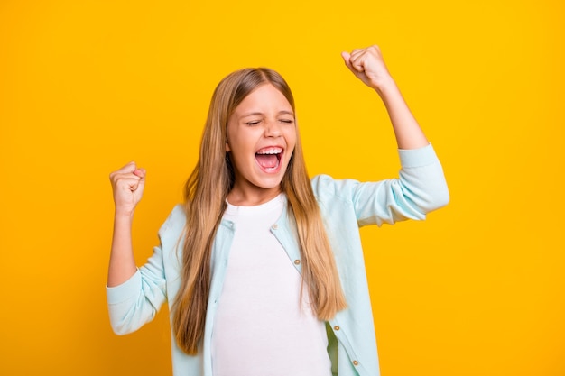 charmante adorable petite fille étonnée célèbre la victoire