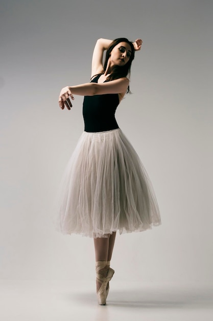 une charmante ballerine improvise dans un studio photo éclaboussant d'émotions