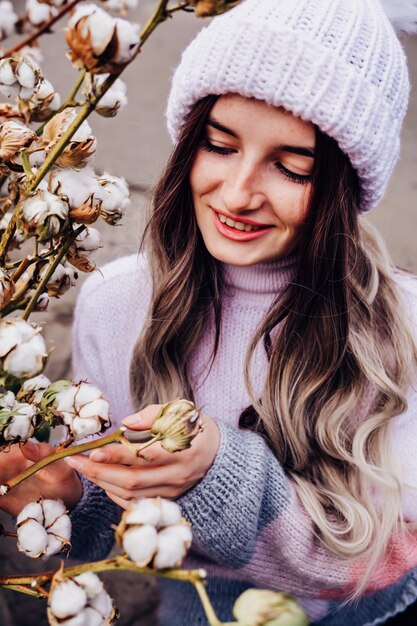 Charmante belle fille avec des fleurs de coton