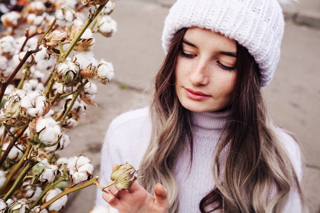 Photo charmante belle fille avec des fleurs de coton