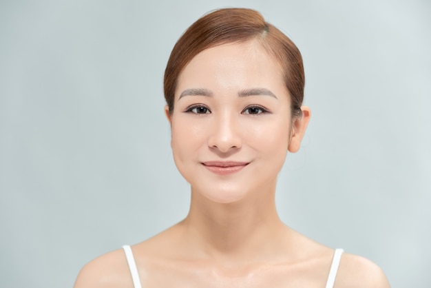 Charmante belle jeune femme asiatique touchant le visage