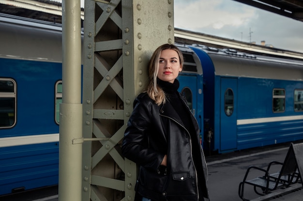 Charmante blonde en attente du train à envoyer