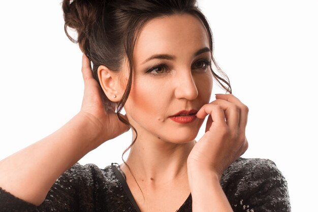 Photo charmante brune adulte avec une belle coiffure isolée sur blanc